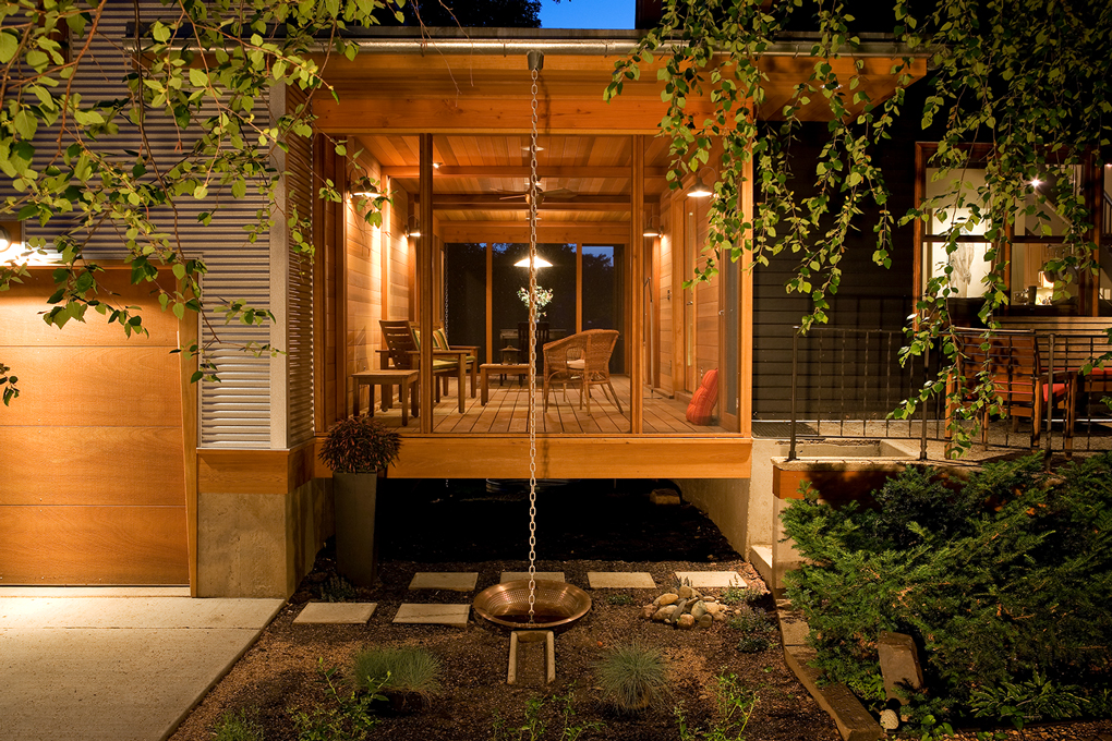 Odor designed a screened-in town “cabin” to span the gap between this south Minneapolis home and garage.