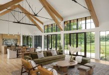 Kolbe’s VistaLuxe WD LINE windows and doors provide the home indoor-outdoor living.